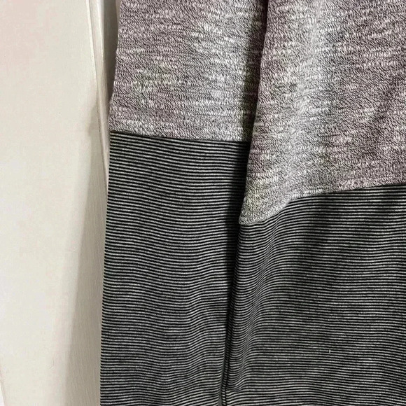 BNWT Women’s Sun and Shadows  Sweater in Grey Size Small - Picture 3 of 9